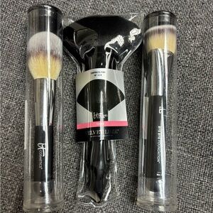 It Cosmetics brush bundle ALL NEW #324 #8 #22